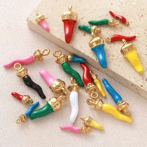 Detaillierte Nahaufnahme bunter Emaille-Chili-Anhänger mit eleganten Goldkappen