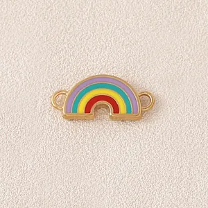Detailansicht eines bunten Regenbogen-Emaille-Anhängers mit vergoldeten Ösen.