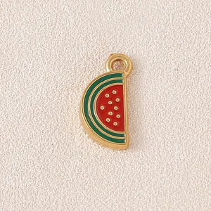 Nahaufnahme eines vergoldeten Wassermelonen-Anhängers aus Edelstahl mit Emaille-Detail