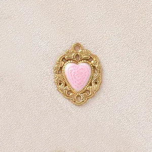 Vista dettagliata di un ciondolo a cuore vintage placcato oro con bordi ornati