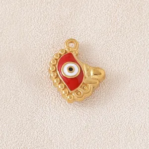 Nahaufnahme eines vergoldeten Herzanhängers aus Edelstahl mit Evil-Eye-Emaille für DIY