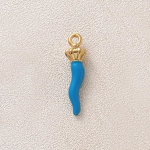 Detailansicht eines blauen Cornicello-Anhängers mit einer vergoldeten Krone für DIY