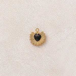 Vista macro dettagliata di un ciondolo a cuore placcato oro con smalto nero