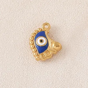 Nahaufnahme eines vergoldeten Evil Eye Anhängers aus Edelstahl mit blauem Emaille.