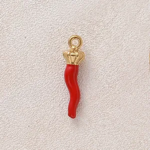 Detailansicht eines vergoldeten roten Chili-Anhängers mit Krone für DIY-Schmuck
