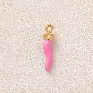 Detailansicht eines rosa Horn-Anhängers mit vergoldeter Kronenkappe für Schmuckdesign.