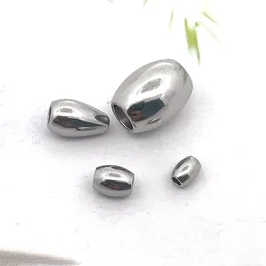 Macrodetailweergave van roestvrijstalen ovale afstandskralen voor DIY-sieraden maken
