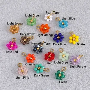 Colección de dijes de flores con cuentas de varios colores para proyectos de joyería DIY.