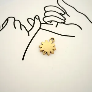 Ciondolo a margherita in acciaio inossidabile dorato per la creazione di gioielli