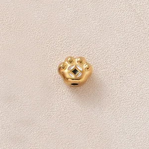 Gros plan d'une perle en forme de patte dorée avec émail pour bijoux DIY
