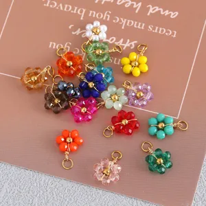 Vista detallada de dijes de margaritas de cristal de colores para joyería DIY artesanal