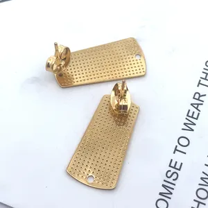 Detailansicht der vergoldeten rechteckigen Ohrsteckerbasen aus Edelstahl für DIY-Schmuck