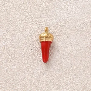 Detailansicht eines roten Emaille-Chili-Anhängers mit goldener Krone für Schmuck