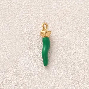 Detailansicht eines grünen Emaille-Chili-Anhängers mit Goldbeschichtung für DIY-Schmuck