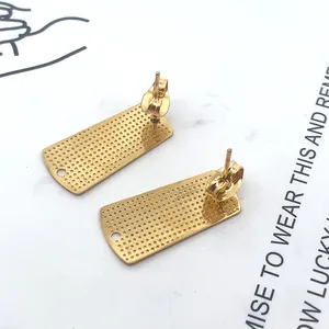 Detailansicht goldener rechteckiger Edelstahl-Ohrsteckerbasen mit strukturierter Oberfläche