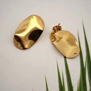 Detalle de aretes de acero inoxidable dorado con arrugas irregulares para joyería DIY