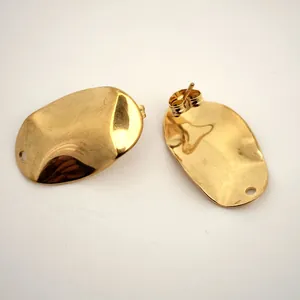 Primer plano de pendientes de acero inoxidable dorados irregulares para joyería DIY