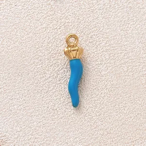 Detailansicht eines vergoldeten blauen Emaille-Hornanhängers für DIY-Schmuckherstellung