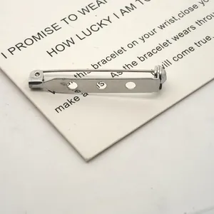 Detailopname van roestvrijstalen veiligheidsspeld met driegaats basis voor DIY-broches en badges.
