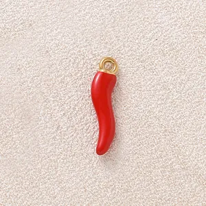 Detailansicht eines roten Emaille-Chili-Anhängers mit vergoldeter Öse aus Edelstahl