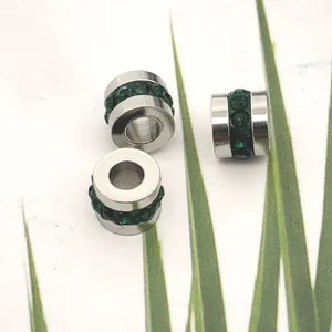 Vue macro des perles d'espacement en acier inoxydable incrustées de cristal vert