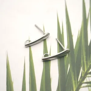Gros plan de clous d'oreilles en acier inoxydable en forme de T avec boucles pour bijoux