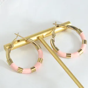 Élégantes créoles bambou en acier inoxydable doré 18 carats avec sections en émail rose.