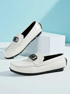 Vue détaillée de mocassins en cuir blanc pour hommes avec boucle en métal élégante