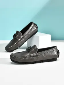 Vue détaillée des mocassins en cuir gris pour hommes avec surpiqûres blanches