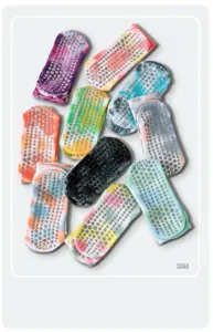 Nahaufnahme bunter Tie-Dye-Yogasocken mit rutschfesten Silikon-Grippern für festen Halt