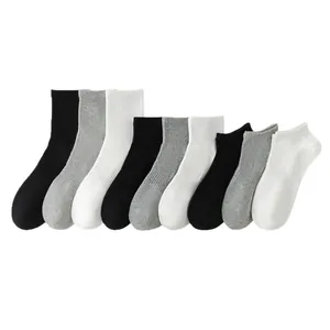 Set aus Baumwoll-Sportsocken in Crew-, Viertel- und No-Show-Styles, Schwarz, Grau und Weiß.