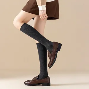 Schlankmachende anthrazitgraue knielange Baumwollsocken für Damen im JK-Stil