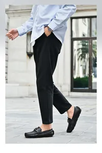 Vue latérale de mocassins en cuir noir de qualité pour hommes avec boucle élégante