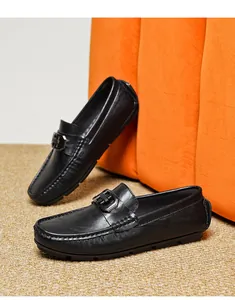 Vue détaillée de mocassins en cuir de vachette noir avec boucle métallique élégante