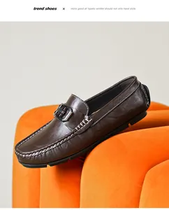 Gros plan sur des mocassins en cuir marron haut de gamme avec boucle métallique