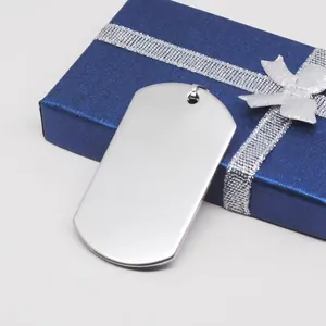 Gros plan d'une plaque d'identité en acier inoxydable poli sur une boîte cadeau bleue