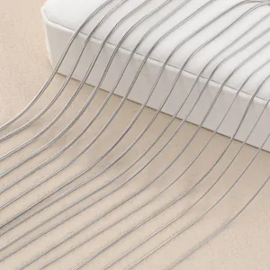 Nahaufnahme von minimalistischen runden Schlangenketten aus rostfreiem Edelstahl.