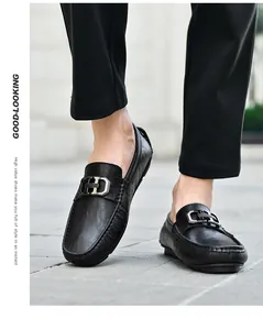 Détail des mocassins en cuir noir de qualité supérieure avec une boucle en métal chic.