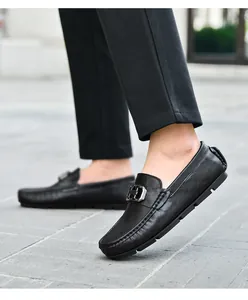 Gros plan de mocassins en cuir véritable noir pour hommes avec boucle métallique