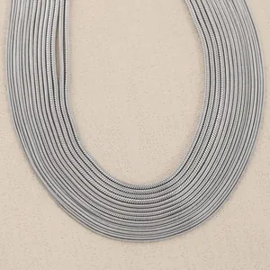 Hochwertiges Makro-Detail einer mehrlagigen silbernen Schlangenkette aus Edelstahl