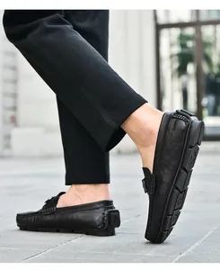 Vue détaillée de mocassins en cuir véritable pour hommes avec semelle en caoutchouc