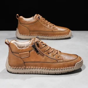 Detailansicht brauner mittelhoher Martin Boots mit Reißverschluss und Handnaht-Sohle.