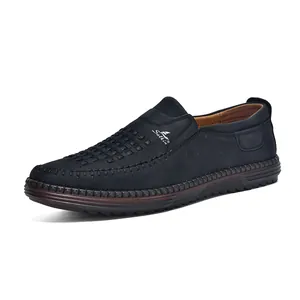 Dettaglio di mocassino in pelle nera cucito a mano con eleganti fori traspiranti