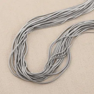 Nahaufnahme einer minimalistischen silberfarbenen Schlangenkette aus Edelstahl.