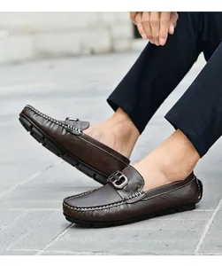 Gros plan de mocassins en cuir marron pour homme portés par un mannequin en extérieur.