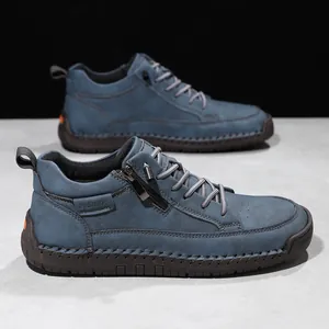 Blaue halbhohe Outdoor-Freizeitstiefel mit Reißverschluss und Ziernähten im Detail