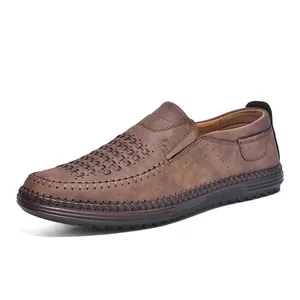 Dettaglio di scarpa casual in pelle marrone cucita a mano con fori traspiranti per uomo.