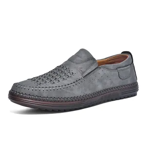 Dettaglio delle cuciture artigianali e della pelle traforata su scarpe casual grigie