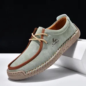 Λεπτομερής προβολή των casual loafers από μαλακό δέρμα σε πράσινο του φασκόμηλου
