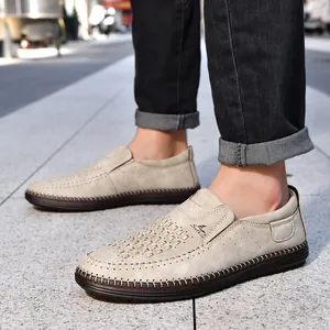 Dettaglio di scarpe casual da uomo in pelle cucite a mano traspiranti in un contesto urbano